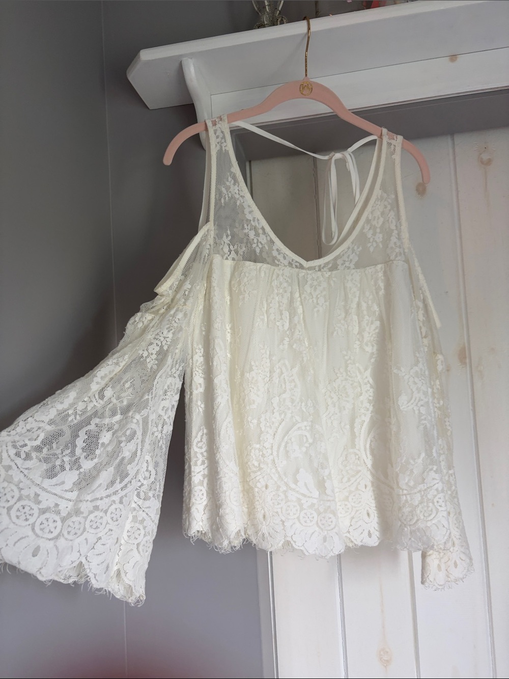 Abercrombie & Fitch white Lace Cold-Shoulder Top Size small